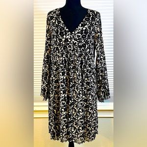 BCBGMAXAZRIA. Ladies Size XL Black & White Floral LS Knee Length Loose Dress